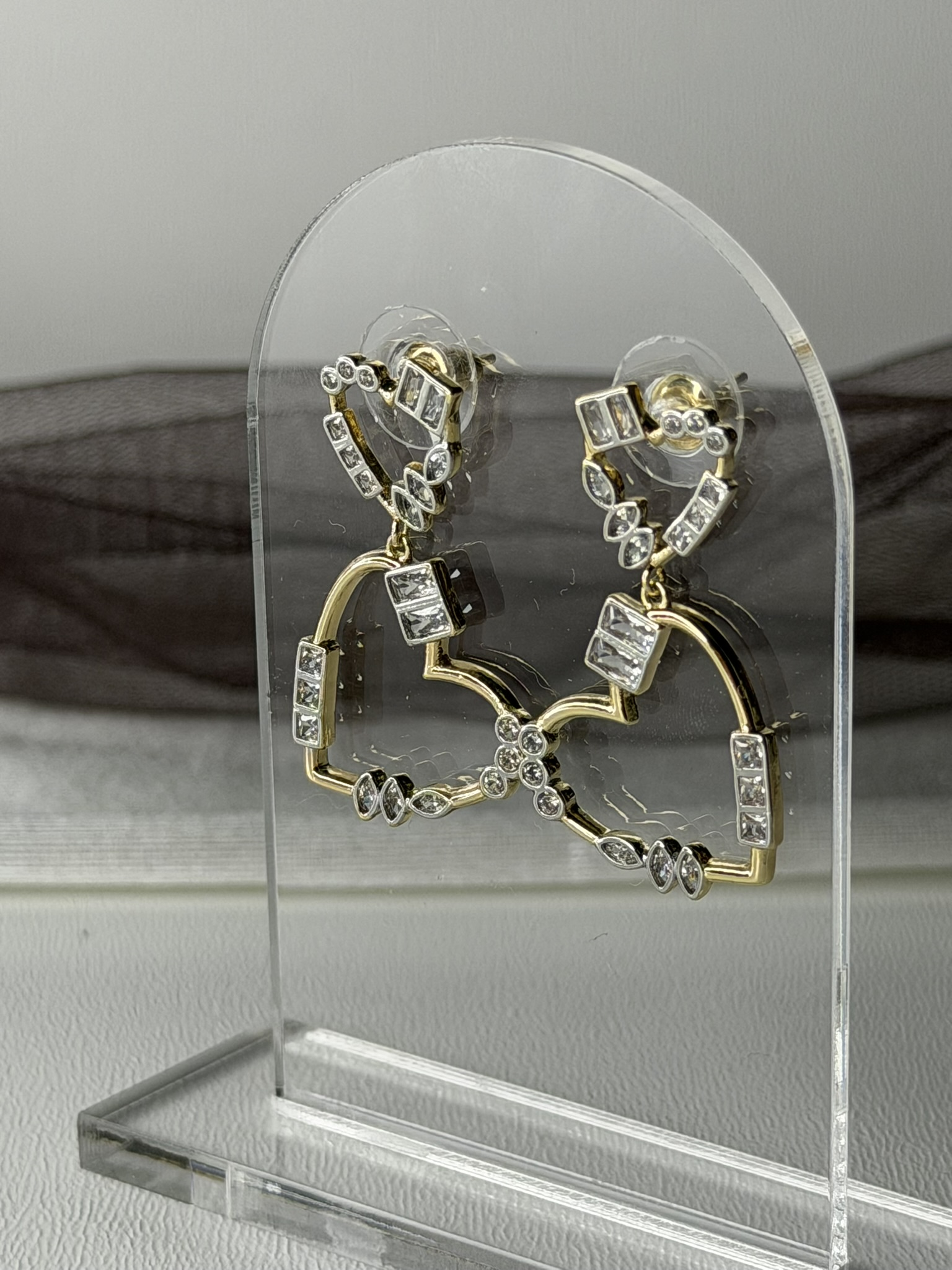 sallantili-tasli-gold-kalp-kupe-472e-.png Sallantılı Taşlı Gold Kalp Küpe - Görsel 1